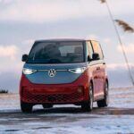 El Volkswagen ID.Buzz es la única furgoneta eléctrica de tres filas disponible en el mercado estadounidense. Con un precio inicial de $61,545, este vehículo eléctrico se destaca por su diseño retro y moderno, además de ser extremadamente práctico. La versión básica tiene una autonomía de 375 km, mientras que la versión con tracción total alcanza los 371 km. Equipado con puertas laterales eléctricas, carga rápida de hasta 200 kW y una serie de tecnologías como CarPlay inalámbrico y asientos con masaje, el ID.Buzz es perfecto para familias que buscan un vehículo eléctrico espacioso con un estilo único.