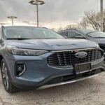 El Ford Escape es uno de los SUV más populares en el mercado, conocido por su apariencia robusta y su versatilidad. Sin embargo, incluso este SUV ha sufrido de varios problemas mecánicos. El sistema de refrigeración del motor ha sido una de las principales causas de averías, especialmente cuando se combinan con fallos en el turbo y fugas de refrigerante. Aunque el Escape tiene una estética atractiva y se presenta como un vehículo resistente, su fiabilidad se ve comprometida por estos problemas recurrentes que pueden causar que el motor se sobrecaliente o falle inesperadamente.
