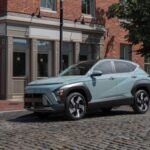 Precio inicial: $24,550

El Hyundai Kona 2025 es un SUV pequeño que destaca por su diseño atrevido y completo paquete tecnológico. Con un motor base que ofrece suficiente potencia para uso diario, el Kona se maneja como un hatchback deportivo, con agilidad y dirección sensible. Aunque su tamaño pequeño puede hacer que se perciba como menos robusto, su diseño interior y la tecnología a bordo, que incluye una pantalla táctil de 8 pulgadas y compatibilidad inalámbrica con smartphones, le dan una sensación de SUV premium.

Su estilo juvenil y su capacidad de maniobra hacen que sea una excelente opción para quienes buscan un vehículo divertido de conducir pero sin salir del presupuesto. Además, su garantía prolongada ofrece tranquilidad a los compradores que desean un vehículo duradero.