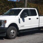 Desde su debut en 1998, la línea Ford Super Duty ha sido la referencia en camiones de trabajo pesado. Con modelos como el F-250 y el F-350, la Super Duty ha sido la opción predilecta para flotas comerciales y trabajos agrícolas o de construcción. Estos vehículos han elevado las expectativas sobre lo que un camión puede hacer, estableciendo nuevos estándares en cuanto a rendimiento, capacidad de remolque y capacidad de carga útil.
La Ford Super Duty es conocida por su extraordinaria resistencia y por su capacidad para realizar trabajos exigentes, convirtiéndose en una de las camionetas más populares en el sector de la construcción y la agricultura, entre otros.