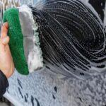 Otro mito común es que los lavados sin agua pueden dañar la pintura del coche. Sin embargo, cuando se hacen correctamente, los lavados sin agua son totalmente seguros y efectivos. La clave está en utilizar productos de buena calidad y microfibras limpias para eliminar la suciedad sin causar abrasiones. Con la técnica adecuada, puedes obtener un acabado impecable sin riesgo de rayar la pintura. De hecho, los lavados sin agua son más ecológicos y ahorran agua, por lo que es una excelente alternativa.
