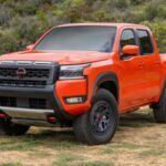 La Nissan Frontier 2026 ofrece un motor V6 de 3.8 litros y 310 caballos de fuerza, que rivaliza con el de la Colorado, aunque con un menor torque. Con un precio inicial de $33,845, la Frontier es una opción confiable y robusta, ideal para quienes buscan un vehículo con un buen rendimiento de remolque de hasta 7,040 libras y capacidad de carga útil de 1,460 libras.

El modelo 2026 incluye mejoras en el estilo, así como características de seguridad estándar, como el control de crucero adaptativo y el sistema de infoentretenimiento con pantalla táctil de 8.0 pulgadas, Apple CarPlay y Android Auto inalámbricos, además de un punto de acceso Wi-Fi.