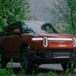 Rivian, la nueva marca de vehículos eléctricos de alto rendimiento, ha recibido muchas críticas por la falta de fiabilidad en su Rivian R1T, una de sus camionetas eléctricas de largo alcance. Aunque se presenta como una alternativa a los vehículos tradicionales de combustión interna, el R1T ha mostrado limitaciones evidentes, especialmente en lo que respecta a la capacidad de remolque.

El Rivian R1T es capaz de remolcar una caravana, pero solo puede hacerlo de 100 a 150 millas antes de necesitar una carga. Esto plantea un gran inconveniente para quienes dependen de su camioneta para trabajar y remolcar objetos pesados durante largos viajes. Además, se ha informado que la camioneta presenta una baja fiabilidad y que los costos de reparación pueden ser muy altos, lo que hace que muchos propietarios duden de su viabilidad como vehículo principal.