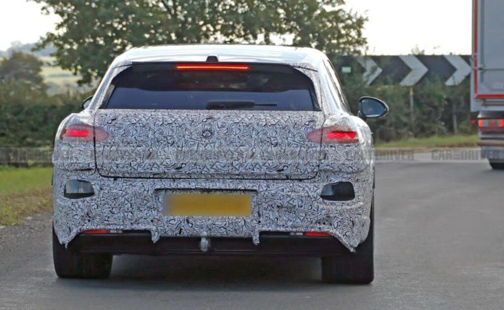 Bentley sorprende: su primer coche eléctrico ya rueda en pruebas públicas.