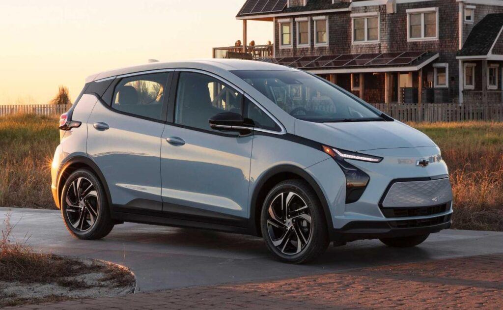 GM recorta la producción del Chevrolet Bolt EV por la pérdida del crédito fiscal.