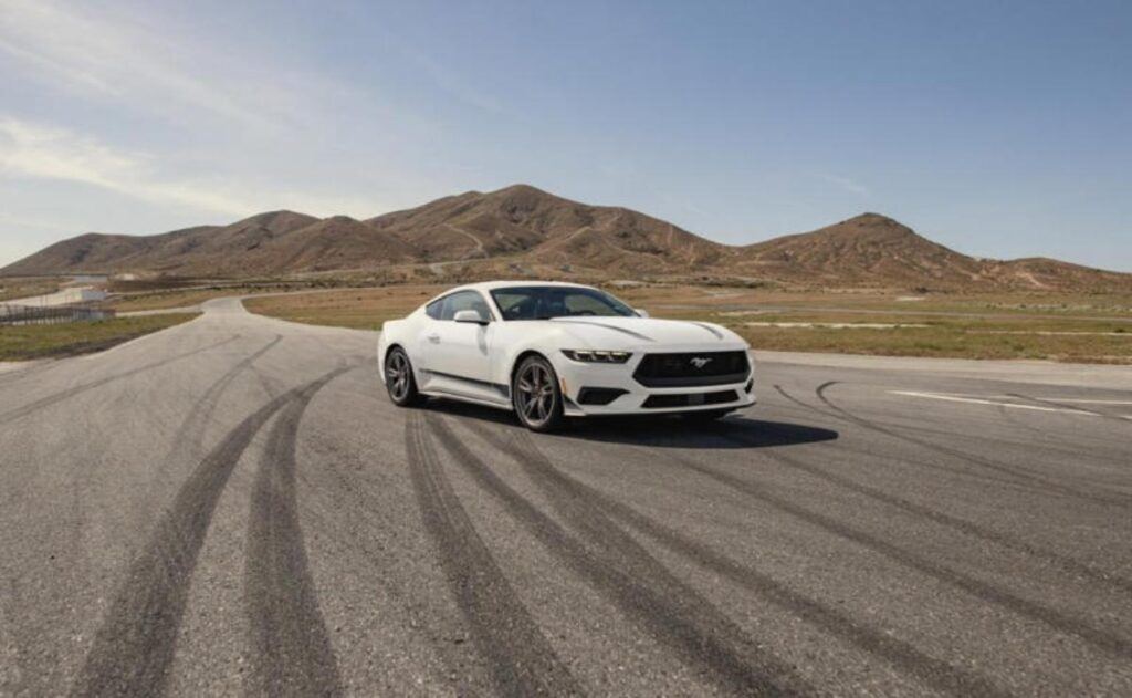 Ford hace más accesible el Mustang 2025 con ofertas de arrendamiento especiales.
