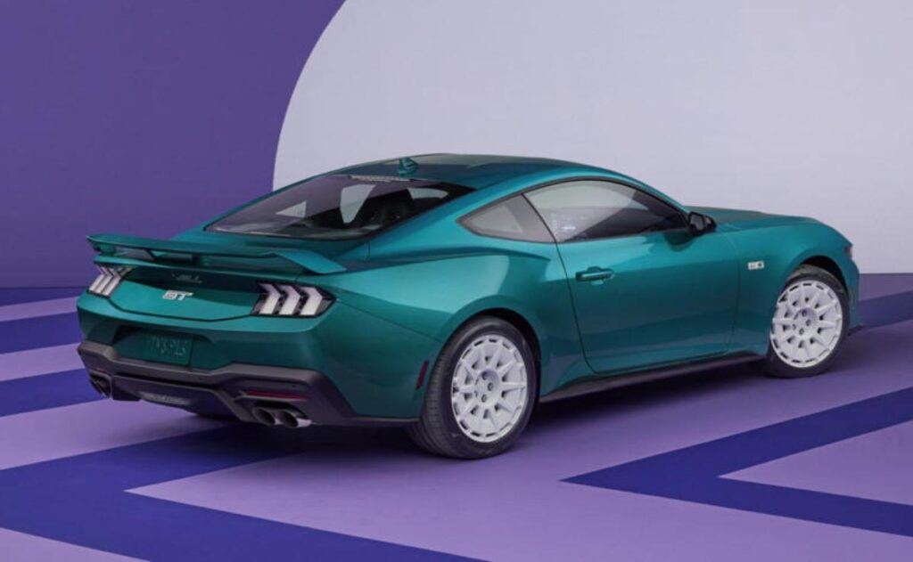 Ford Mustang 2026: adiós al abridor de puerta de garaje, bienvenida la nostalgia retro.