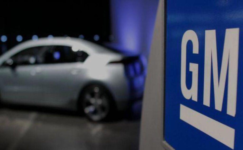 GM reduce producción de vehículos eléctricos en Tennessee: un giro inesperado para Cadillac.