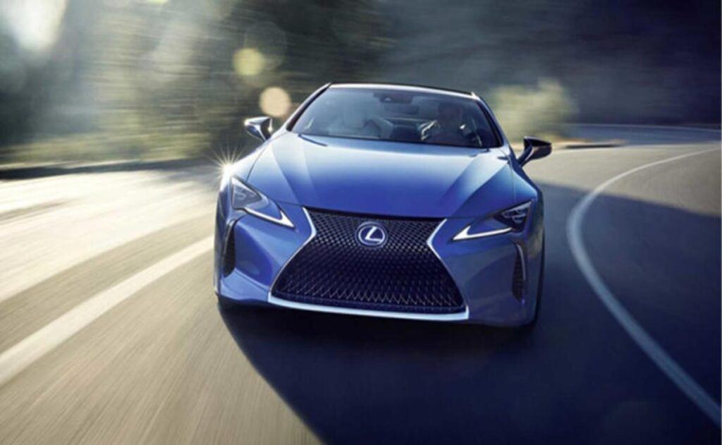 El adiós al último sedán compacto con motor V8: Lexus IS 500 F Sport Performance.