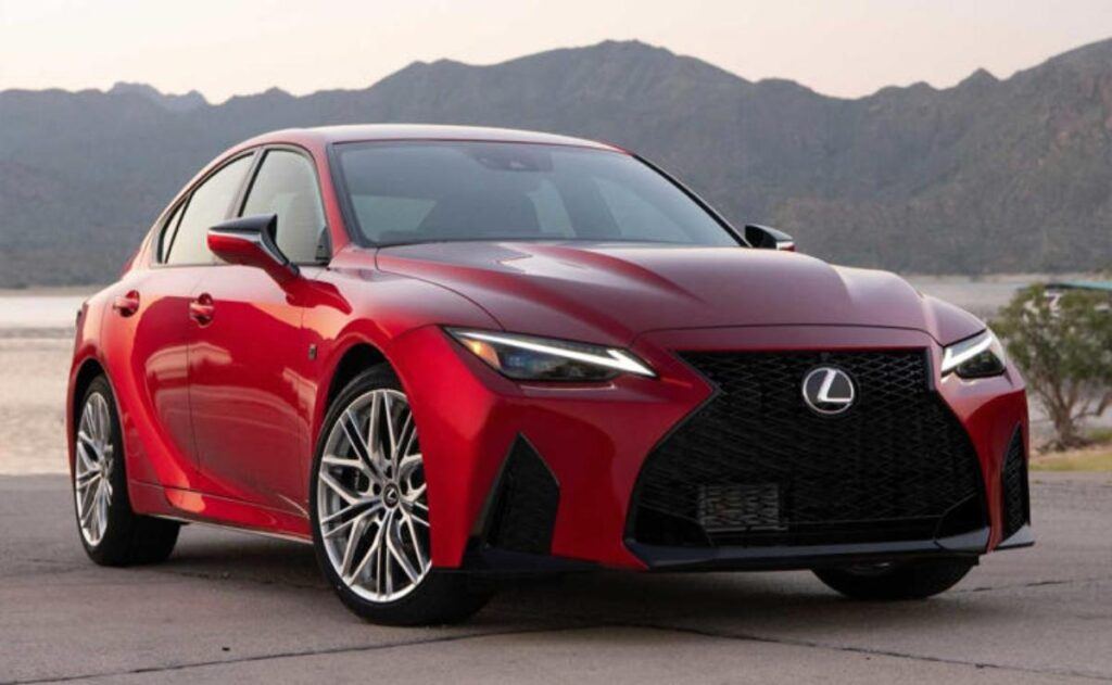 Lexus IS 500 2025: el sedán deportivo que desafía la norma.