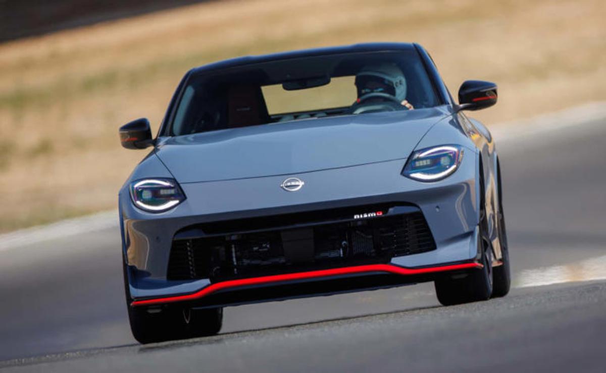 ¡Gran noticia para los amantes de los deportivos! El Nissan Z Nismo finalmente tendrá transmisión manual.
