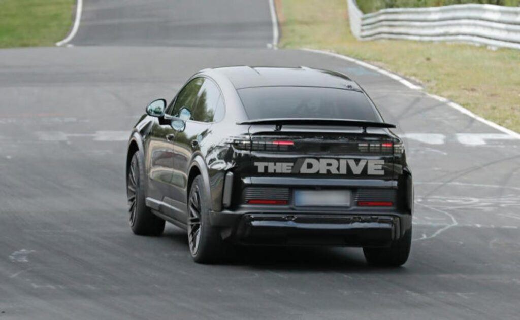 Espiado: el nuevo Porsche Cayenne Coupé EV Turbo GT 2026 muestra su lado más salvaje en Nürburgring.