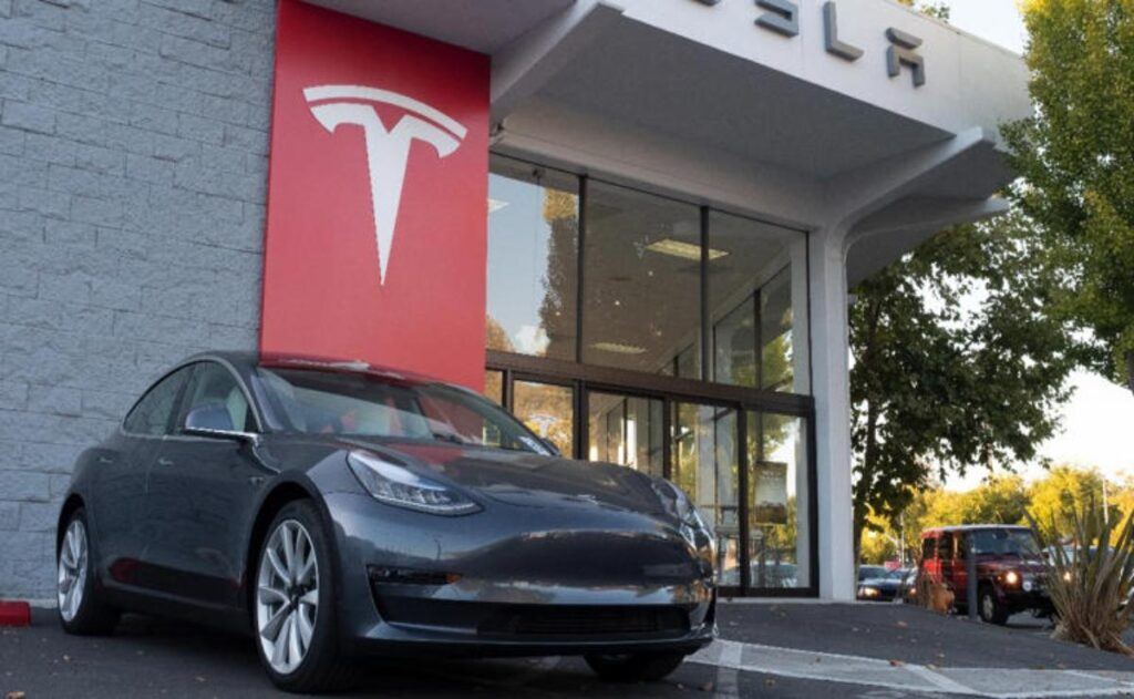 Tesla propone un paquete salarial histórico de 1 billón de dólares para Elon Musk.