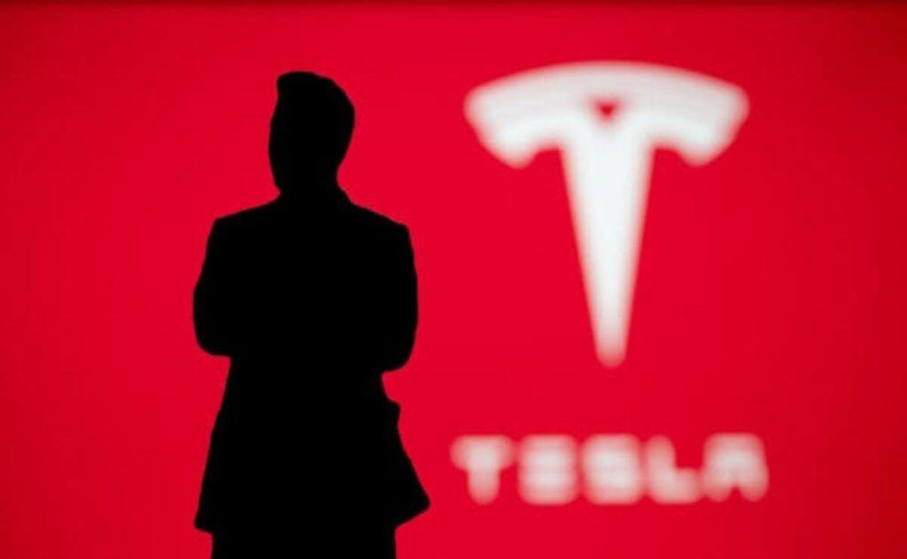 Tesla demandado por fallas en manijas electrónicas que atraparon a pasajeros en choque con fuego.