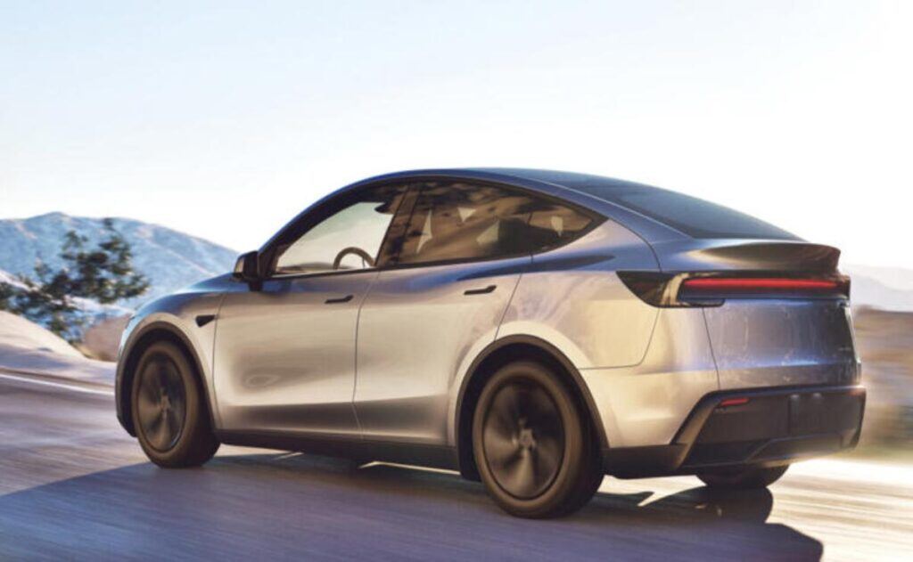 Adolescente reprueba examen de conducir por usar los frenos de su Tesla.