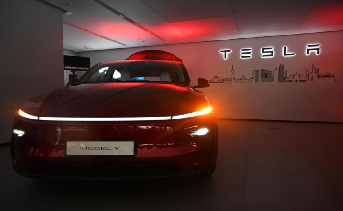 Tesla y BYD ponen rumbo a India: el nuevo frente de la guerra por el coche eléctrico.