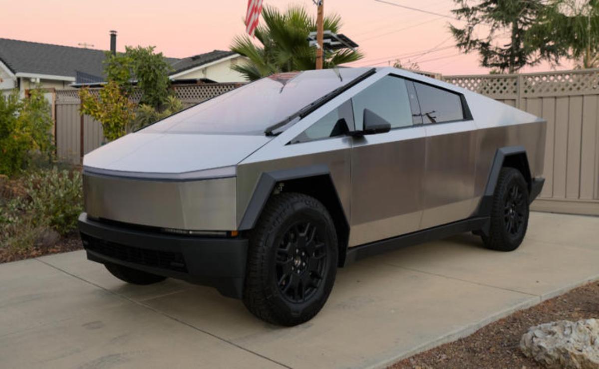 El caos de la conducción autónoma de Tesla plantea dudas sobre su legalidad.