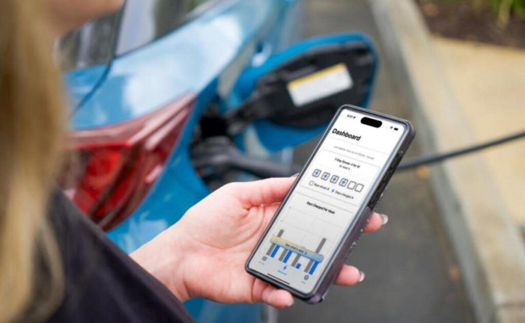 Toyota lanza app que predice cuándo olvidarás cargar tu coche eléctrico.
