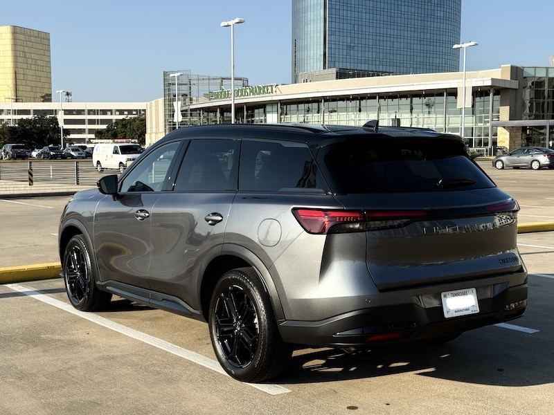 Trasera 3/4 de un Infiniti QX60 Sport 2026