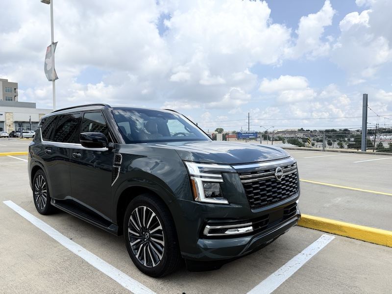 Frontal 3/4 de un Nissan Armada Platinum Reserve 2025