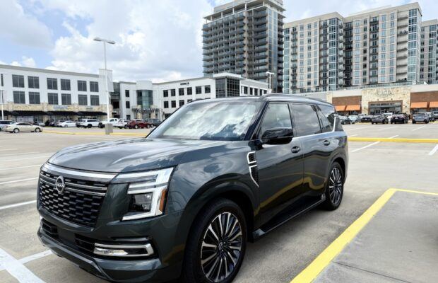Frontal 3/4 de un Nissan Armada Platinum Reserve 2025