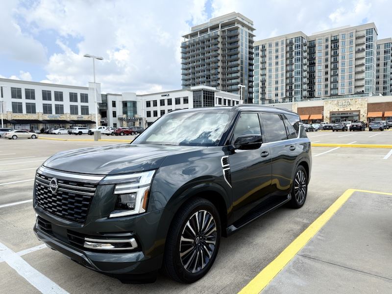 Frontal 3/4 de un Nissan Armada Platinum Reserve 2025