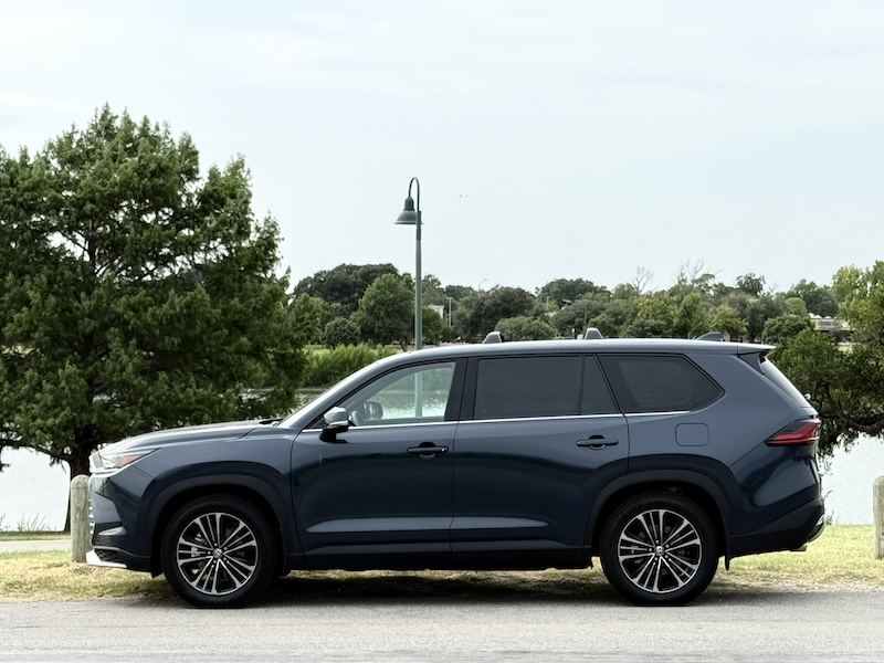 Lateral de un Toyota Grand Highlander Hybrid Max Platinum 2025