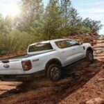 Versatilidad, comodidad y eficiencia sin perder fuerza

La Honda Ridgeline se mantiene firme como una de las mejores camionetas medianas para 2026. Aunque no busca hacer alarde de ser la más ruda, la Ridgeline destaca por su diseño inteligente y su rendimiento equilibrado. Su motor V6 de 3.5L ofrece una conducción suave, ideal para quienes necesitan un vehículo con capacidad de carga sin sacrificar el confort. Lo que realmente la diferencia son sus características como el cofre en la caja de carga, la puerta trasera de acción dual y el sistema de infoentretenimiento intuitivo. A pesar de no ser un modelo para los más puristas de las camionetas, su capacidad para realizar tareas cotidianas sin perder el toque de lujo la hace muy atractiva.