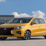 Precio base: $16,695
El Mitsubishi Mirage 2024 es el coche nuevo más asequible del mercado. Con un precio de solo $16,695, este compacto destaca por su excelente economía de combustible de hasta 39 mpg. Aunque su interior y características de seguridad son sencillos, incluye una pantalla táctil de 7 pulgadas con Apple CarPlay y Android Auto, lo que es sorprendente para un vehículo de su precio.

El Mirage es ideal para quienes necesitan un coche económico para la ciudad, como estudiantes o personas que viven en áreas urbanas. Con costos de mantenimiento bajos, es perfecto para quienes buscan un transporte confiable sin gastar demasiado.