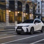 El Lexus UX 250h es un SUV compacto híbrido que destaca por su lujo y eficiencia. Con una economía de combustible de hasta 43 mpg combinados, es una opción excelente para quienes viven en la ciudad y buscan la sofisticación sin el coste elevado de los combustibles. Su sistema híbrido es tan suave y eficiente que los conductores apenas notarán su presencia hasta que se den cuenta de lo menos que están llenando el tanque.

El UX 250h es perfecto para aquellos que desean un vehículo compacto y refinado que pueda hacer frente a los desafíos urbanos, mientras disfrutan de la calidad y el confort que caracteriza a Lexus.