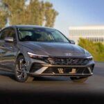 Precio base: $23,250
El Hyundai Elantra 2025 se mantiene como uno de los sedanes más atractivos por su precio asequible y sus características estándar. Ofrece un motor de cuatro cilindros de 2.0 litros con una transmisión CVT, entregando 147 caballos de fuerza y un impresionante consumo combinado de 36 MPG. En cuanto a seguridad, el Elantra SE viene con una gran cantidad de características estándar, como alerta de punto ciego, asistente de mantenimiento de carril y alerta de atención del conductor.

Con un diseño moderno y tecnología avanzada, como una pantalla táctil de 8 pulgadas con Apple CarPlay y Android Auto, el Elantra es perfecto para quienes buscan un sedán económico y fiable para la ciudad.
