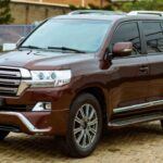 Año recomendado: 2003-2004

El Toyota Land Cruiser es uno de los vehículos más duraderos del mundo. Este SUV ha sido reconocido por su robustez y capacidad para enfrentar condiciones extremas. Modelos de principios de los 2000, como los del 2003 y 2004, han demostrado ser capaces de superar las 300.000 millas sin problemas importantes. Su construcción sólida, motor potente y capacidades todoterreno lo convierten en el coche ideal para aquellos que buscan un vehículo que pueda manejar largas distancias y terrenos difíciles. Además, su alto valor de reventa lo convierte en una inversión inteligente. Los Land Cruisers a menudo se pasan de generación en generación, gracias a su asombrosa capacidad para seguir funcionando durante años.