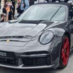 Velocidad máxima oficial: 205 mph
El Porsche 911 Turbo S, uno de los iconos más reconocidos del automovilismo, tiene una velocidad máxima oficial de 205 mph, pero muchos conductores y expertos han logrado superar esa cifra, alcanzando hasta los 210 mph. Su motor de 3.8 litros y seis cilindros en línea con doble turbo produce 640 caballos de fuerza, lo que le permite mantener velocidades extremas sin perder estabilidad. Además, su sistema de tracción total y una aerodinámica avanzada le otorgan un control superior, haciendo del 911 Turbo S una máquina favorita entre los entusiastas de los coches de alto rendimiento.