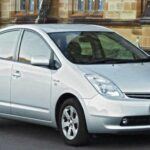 El Toyota Prius es uno de los autos híbridos más confiables y duraderos del mercado. Los modelos de segunda generación suelen superar las 250,000–300,000 millas sin problemas, y algunos taxis bien mantenidos han alcanzado los 600,000 millas con la batería híbrida original. Con una eficiencia de combustible de 45–50 mpg y un desgaste mínimo de los frenos gracias al sistema de regeneración de energía, el Prius es una opción económica a largo plazo. Aunque las baterías híbridas eventualmente se desgastan, los costos de reemplazo han bajado considerablemente.

Consejo: Prioriza los registros de mantenimiento sobre el kilometraje bajo.

Lo que debes vigilar: batería de 12V débil, sistema de refrigeración descuidado y amortiguadores desgastados en autos con muchos kilómetros.