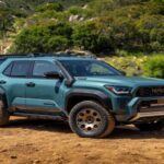 El Toyota 4Runner ha sido durante mucho tiempo un favorito para el overlanding, y los modelos 2025 Trailhunter y TRD Pro llevan esta tradición un paso más allá. Con suspensión ARB Old Man Emu, placas protectoras de acero y llantas todoterreno de 33 pulgadas, este SUV está hecho para desafiar los terrenos más duros. Además, la opción híbrida i-Force MAX ofrece un par motor impresionante, ideal para transportar equipo pesado o ascender pendientes empinadas.

Puntos negativos: Su tecnología parece un poco anticuada en comparación con otros competidores, y la economía de combustible se ve afectada, especialmente cuando está cargado con equipo de overlanding. Además, su espacio de carga es limitado para viajes largos.