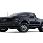 La Ford F-150 es una verdadera leyenda en el mundo de las camionetas. Introducida en 1948, esta pickup se ha mantenido como la más vendida en los EE. UU. durante varias décadas. Con su robusta construcción y un rendimiento impresionante, la F-150 ha logrado mantenerse relevante con el paso de los años gracias a su capacidad de remolque, la fiabilidad de sus motores y sus características tecnológicas avanzadas. Este modelo ha sabido combinar la fuerza y la comodidad, convirtiéndola en una opción perfecta tanto para el trabajo como para el ocio. Con cada generación, Ford ha elevado el nivel, incorporando sistemas de seguridad avanzados y trenes motrices más eficientes en cuanto al consumo de combustible. La F-150 sigue siendo un pilar de la historia automotriz estadounidense.