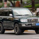 El Toyota Land Cruiser es sinónimo de durabilidad y fiabilidad. Este SUV ha sido un favorito entre los conductores durante décadas debido a su construcción robusta y sus componentes de alta calidad. Muchos propietarios reportan que sus Land Cruisers han superado los 500,000 km sin problemas mayores. Su capacidad todoterreno es una de las razones por las que se ha ganado una reputación de durabilidad: su diseño le permite soportar terrenos difíciles sin un desgaste significativo. Además, el motor del Land Cruiser está diseñado para durar, con un enfoque en mantener el rendimiento durante largos períodos de uso. Su versatilidad y fiabilidad lo convierten en una opción ideal para quienes buscan un SUV de larga duración.