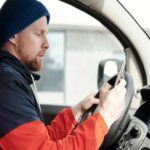 El uso del teléfono móvil mientras conduces es, sin duda, una de las conductas más peligrosas. Ya sea enviando mensajes, consultando redes sociales o incluso mirando las notificaciones, cualquier interacción con el móvil distrae nuestra atención y reduce considerablemente el tiempo de reacción. De acuerdo con los estudios, manejar con el teléfono aumenta hasta en un 23% la posibilidad de sufrir un accidente. Es crucial comprender que, aunque te parezca inofensivo, el uso del móvil puede ser fatal. No solo te arriesgas a ti mismo, sino que también pones en peligro la vida de otras personas en la carretera. La mejor opción es guardar el móvil en un lugar seguro y evitar distracciones mientras conduces.