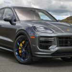 El Porsche Cayenne es sin duda uno de los SUV más lujosos y deseados, pero su mantenimiento es otra historia. Las reparaciones frecuentes de las tuberías de refrigeración del motor, los problemas con el eje de transmisión y las costosas reparaciones de frenos son algunas de las facturas que los propietarios deben enfrentar. Las piezas de alto rendimiento y la mano de obra especializada elevan significativamente los costos de mantenimiento. Además, los costos de servicio de Porsche están entre los más altos, situando a la marca en el segundo lugar más caro de mantenimiento, solo por detrás de Land Rover, según Consumer Reports.