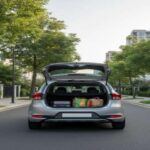 El Kia Carens es un SUV que destaca por su equilibrio perfecto entre tamaño, confort y funcionalidad. Con un precio aproximado de 28.000 dólares, el Carens es el vehículo ideal para quienes buscan algo que no sea ni demasiado grande ni demasiado pequeño. Su interior es limpio y moderno, y ofrece una conducción cómoda y eficiente. Aunque no es un coche que atraiga todas las miradas, su fiabilidad y rendimiento lo convierten en una opción sólida para los compradores primerizos que buscan un SUV con un buen precio y un desempeño decente. Es ese tipo de SUV que dice 