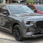 El Mazda CX-80 es la apuesta de la marca japonesa por un SUV de tres filas que mantiene la esencia deportiva y dinámica que caracteriza a la marca. Con un diseño que favorece tanto el confort como la maniobrabilidad, este SUV destaca por su conducción ágil, ideal para aquellos conductores que valoran una experiencia de manejo activa. El interior del CX-80 tiene materiales de alta calidad y un diseño minimalista, lo que garantiza que no solo es funcional, sino también duradero y resistente a las modas. Con su capacidad para acomodar a familias en crecimiento sin sacrificar la conducción deportiva, este modelo promete convertirse en un favorito para quienes buscan un SUV que lo haga todo sin compromisos.