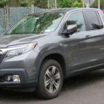 La Honda Ridgeline ha sido una de las camionetas más innovadoras del mercado. Equipado con un motor V6 de 280 caballos de fuerza y un sistema de tracción total, esta camioneta ofrece el rendimiento esperado, pero su conducción suave es comparable a la de un sedán de lujo. Su peculiaridad radica en la innovación del portón trasero de doble acción y el baúl en la caja de carga, lo que mejora la flexibilidad y seguridad para transportar todo tipo de objetos. Además, su suspensión y el diseño general permiten que sea un vehículo más fácil de maniobrar, incluso en espacios reducidos, brindando una sensación de 