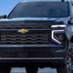 El Chevy Tahoe, uno de los SUV de tamaño completo más emblemáticos de Chevrolet, no se someterá a cambios importantes para el año 2026. La producción de este modelo está programada para comenzar en septiembre de 2025, con un lanzamiento previsto para finales de ese año. Chevrolet parece optar por mantener la consistencia en el diseño y las características del Tahoe, una estrategia para preservar su sólida posición en el mercado de vehículos familiares grandes. El Tahoe sigue siendo una opción popular gracias a su gran capacidad de remolque, el espacio interior y una amplia gama de opciones tecnológicas.