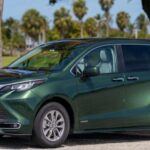 La Toyota Sienna es una minivan que ha ganado popularidad por su fiabilidad y capacidad de durar más que la mayoría de sus competidores. Con un 23.3% de probabilidades de alcanzar las 250,000 millas, la Sienna es una opción increíblemente duradera. Esto la convierte en una inversión inteligente para familias que recorren largas distancias.

Los propietarios aprecian sus bajos costos de mantenimiento, su motor V6 confiable y su interior espacioso y flexible. Incluso después de una década de uso, muchos modelos de Sienna siguen siendo mecánicamente sólidos. Si tu prioridad es la fiabilidad en lugar de la apariencia, este modelo es una elección ideal.