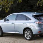 Puntuación de fiabilidad: 88/100
El Lexus RX 2010 se ganó la reputación de ser un SUV de lujo que no te dejará tirado en el taller. Con un motor V6 suave y una conducción cómoda, el RX ha sido durante mucho tiempo el referente de los SUV de lujo. Su interior se mantuvo impecable incluso con el paso de los años, demostrando la durabilidad de su construcción y la ingeniería impecable de Lexus.

Si bien el diseño era algo conservador y la tecnología de infoentretenimiento ya comenzaba a quedarse atrás, el RX 2010 ha sido valorado por su resistencia y por ofrecer una experiencia de lujo que dura más que la mayoría. Ideal para aquellos que buscan fiabilidad sin renunciar a la comodidad.