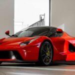 Ferrari es sinónimo de lujo y exclusividad, y sus recambios lo reflejan perfectamente. El compromiso de la marca con materiales premium y estándares de fabricación exclusivos hace que sus piezas sean de las más caras en la industria. Desde simples componentes, como las mangueras del intercambiador de calor que rondan los $220, hasta paneles frontales que pueden costar hasta $600, los precios se disparan rápidamente.

Piezas especializadas, como los kits de catalizador, pueden superar los $6,000. Incluso los componentes básicos, como los filtros de aire o las pastillas de freno, pueden costar hasta diez veces más que los de un coche de gama media. Para los propietarios de Ferrari, el mantenimiento es una experiencia de lujo, pero con un coste elevado que refleja el prestigio de la marca.