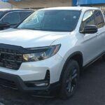 Con un precio base que supera los $40,000, la Honda Ridgeline se presenta como una de las camionetas más sobrevaloradas del mercado. Aunque es una opción de tamaño medio, su capacidad de remolque es considerablemente menor que la de la Ford F-150 o la Toyota Tundra, ambas mucho más capaces en ese aspecto. Por el mismo precio de la Ridgeline, podrías optar por dos Ford Mavericks o, al menos, ahorrar $10,000 y llevarte una Toyota Tacoma, que ofrece un mejor rendimiento y características. Además, la Ridgeline ofrece un mal rendimiento fuera del asfalto, con un interior anticuado y un sistema de infoentretenimiento que deja mucho que desear.