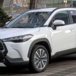 El Toyota Corolla es uno de los vehículos más conocidos por su fiabilidad. Desde su lanzamiento, este modelo ha sido sinónimo de durabilidad y eficiencia. Los modelos fabricados entre mediados de los 2000 y principios de 2010 son especialmente conocidos por su resistencia. Muchos propietarios reportan que sus Corollas superan fácilmente los 300,000 kilómetros sin problemas graves. Su construcción sólida y el bajo costo de mantenimiento lo convierten en una de las mejores inversiones para quienes buscan un coche usado fiable.

El Corolla se destaca también por su eficiencia de combustible, lo que lo hace ideal para aquellos que buscan un vehículo económico para largos viajes o trayectos diarios. Además, su diseño sencillo y funcional ha perdurado a lo largo de los años, sin perder el toque moderno en cada nueva versión.