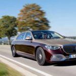 El Mercedes-Maybach S680 es el rey de la luxury sedans, una mezcla sublime de potencia, refinamiento y discreción. Con un motor V12 de 612 caballos de fuerza, este vehículo no solo garantiza una experiencia de conducción tranquila, sino también un rendimiento impresionante. Lo que distingue al Maybach S680 es su cabin impresionante, donde la opulencia no se muestra a través de excesos, sino de detalles cuidadosamente pensados que maximizan la comodidad sin perder elegancia.