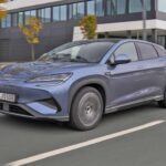 El BYD Sealion 7 es una opción atractiva para quienes buscan un coche eléctrico familiar. Aunque su nombre podría sugerir que ofrece siete asientos, en realidad cuenta con cinco espaciosos asientos, lo que garantiza comodidad incluso para personas de gran estatura. Este SUV eléctrico destaca por su amplio maletero, ofreciendo más capacidad de carga que sus rivales como el Hyundai Ioniq 5 o el Kia EV6. Con un diseño ligeramente más alto que el BYD Seal, el Sealion 7 tiene una autonomía respetable y un rendimiento que se adapta a las necesidades diarias de muchas familias.